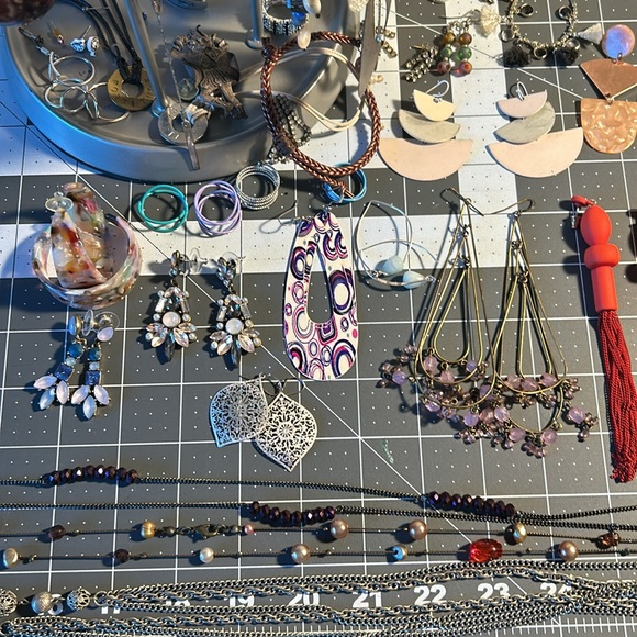 Jewelry lot: 45 pieces of earrings, rings, necklaces & bracelets Dainty to Bold! - Picture 4 of 6